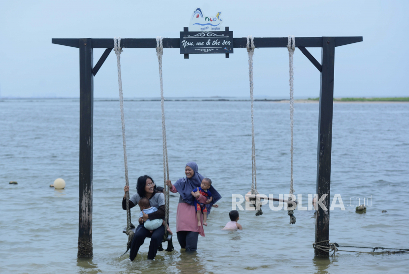 Pengunjung berwisata di Pantai Lagoon, Jakarta. Taman Impian Jaya Ancol membebaskan tiket masuk pengunjung tanpa kendaraan pada Selasa (21/3/2023) dengan syarat sudah berhasil melakukan klaim reservasi selama jangka waktu empat hari, mulai Jumat (17/3) hingga 20 Maret 2023.