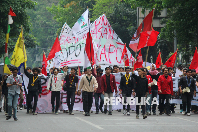Ratusan mahasiswa dari organisasi mahasiswa yang tergabung dalam Cipayung Plus menggelar aksi demonstrasi, di depan Gedung DPRD Jawa Barat, Kota Bandung, Senin (1/9/2025).