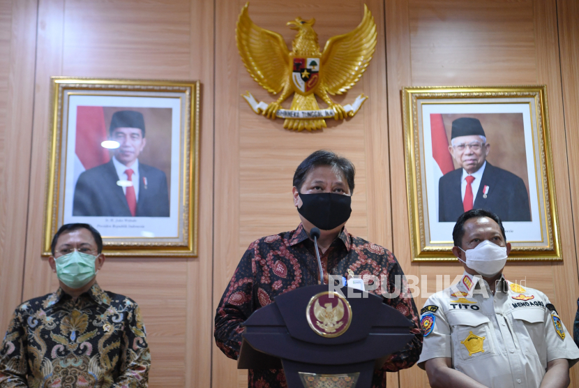 Menko Perekonomian Airlangga Hartarto (tengah) didampingi Menteri Dalam Negeri Tito Karnavian (kanan) dan Menteri Kesehatan Terawan Agus Putranto memberikan keterangan pers usai rapat koordinasi Komite Penanganan COVID-19 dan Pemulihan Ekonomi Nasional di Kemenko Perekonomian, Jakarta, Jumat (4/9/2020). Rakor tersebut membahas penanganan COVID-19 di Indonesia, salah satunya yakni Pemerintah telah menganggarkan Rp3,3 triliun untuk pembayaran uang muka pengadaan vaksin. 