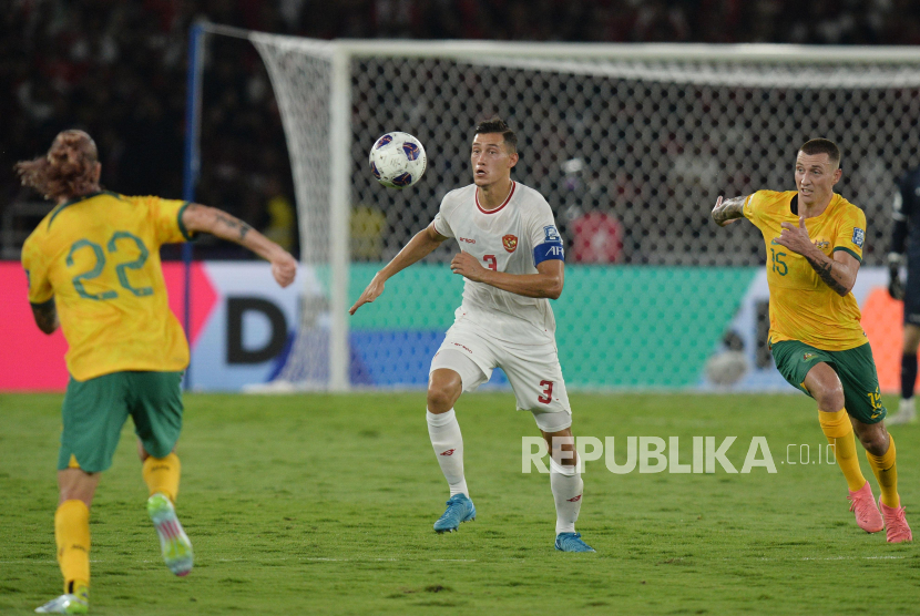 Pemain Timnas Indonesia Jay Idzes berebut bola dengan pemain Australia saat pertandingan Kualifikasi Piala Dunia 2026 di Stadion GBK, Senayan, Jakarta, Selasa (10/9/2024). Indonesia berhasil menahan imbang Australia dengan skor 0-0.