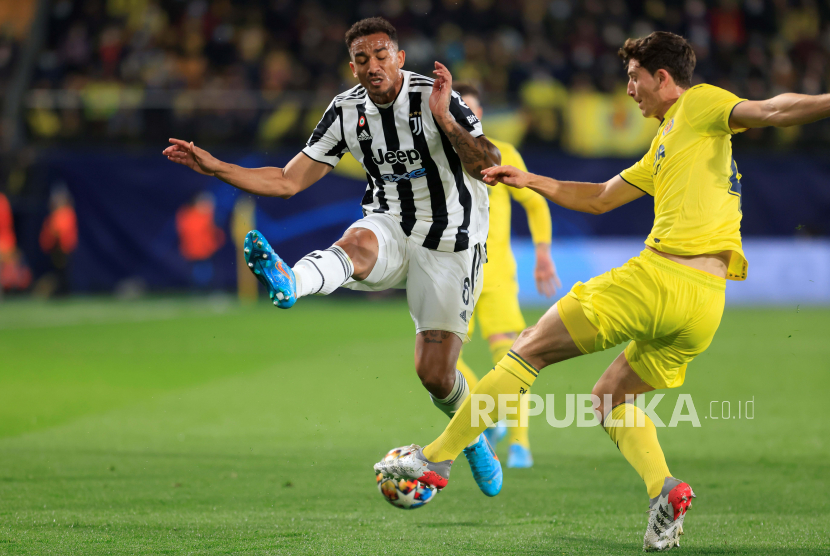 Bek Villarreal Pau Torres (kanan) berduel memperebutkan bola dengan pemain Juventus pada pertandingan Liga Champions musim lalu. Juventus mengincar Pau Torres pada bursa transfer musim panas 2022 ini.