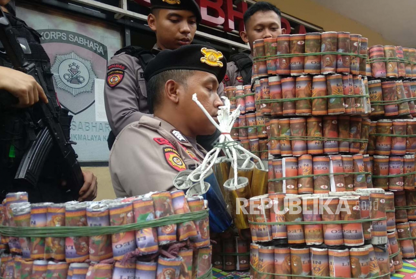 Polisi menyita ratusan ribu butir petasan dari rumah salah seorang warga di wilayah Kota Tasikmalaya, Jawa Barat, Kamis (13/4/2023). 