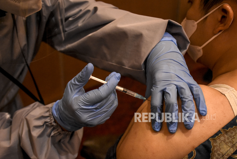 Satuan Gugus Tugas Covid-19 Kabupaten Bangka Provinsi Kepulauan Bangka Belitung mencatat vaksinasi dosis pertama untuk tahap kedua terealisasi 100 persen. Ilustrasi