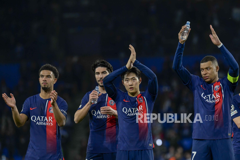 Para pemain PSG memberikan applaus kepadfa penggemarnya setelah mengalahkan Real Sociedad 2-1 pada leg kedua babak 16 besar Liga Champions. 