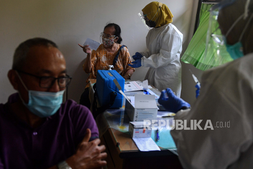 Petugas Puskesmas Kecamatan Cilandak bersiap menyuntikkan vaksin COVID-19 kepada lansia. Ilustrasi