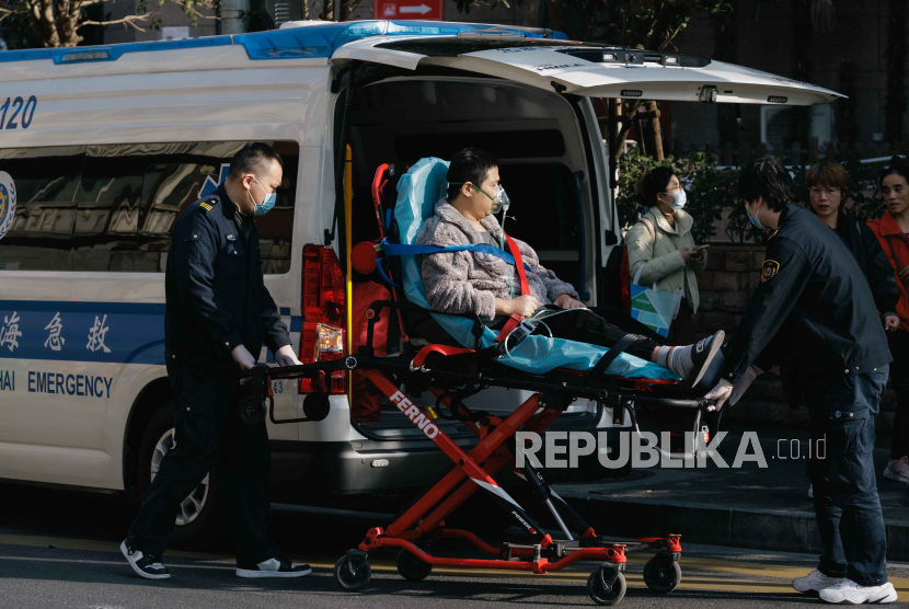  A man using respirator for breathing is being carried to the ambulance vehicle by medical personnel, in Shanghai, China, 29 November 2023. China