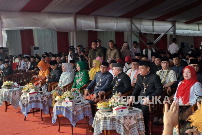 Penjabat Gubernur DKI Heru Budi Hartono (tengah) ketika hadir dalam acara Lebaran Betawi di kawasan Monas, Ahad (21/5/2023). Pj Gubernur DKI Heru Budi meminta mal menampilkan logo HUT Jakarta dan KTT ASEAN.