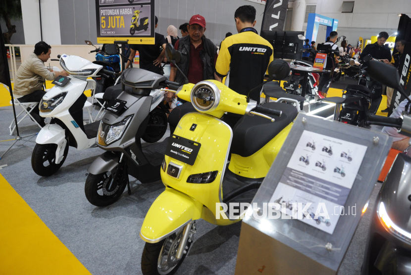 Pengunjung mengamati motor listrik di salah satu stan pada ajang Periklindo Electric Vehicle Show (PEVS) 2025 di JIExpo Kemayoran, Jakarta, Selasa (29/4/2025). Pameran  kendaraan listrik tersebut di ikuti lebih dari 143 peserta baik dari dalam maupun luar negeri yang membawa berbagai model dan inovasi kendaraan listrik terbaru mulai dari kendaraan roda dua, roda empat, kendaraan niaga, hingga aksesori pendukung kendaraan listrik. Pameran tersebut akan berlangsung selama enam hari hingga 4 Mei 2025 dengan target 40.000 pengunjung.