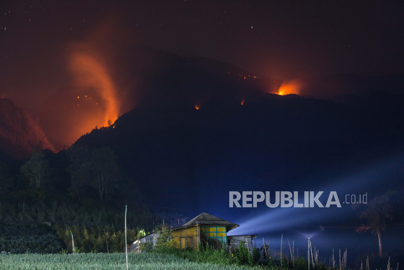 Kobaran api membakar hutan dan lahan (Karhutla) Gunung Lawu Jumat (6/10/2023). Pemprov Jateng dan NTT diminta mewaspadai potensi karhutla meski sudah masuk transisi musim hujan. 