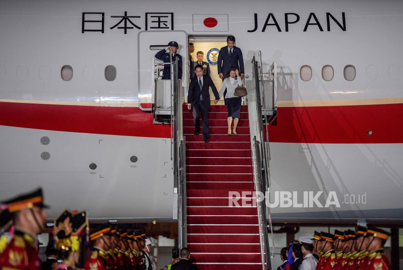 Perdana Menteri Jepang Fumio Kishida (kiri) bersama istri Yuko Kishida (kanan) menuruni tangga saat tiba di Terminal VVIP Bandara Soekarno Hatta, Banten, Selasa (5/9/2023). 