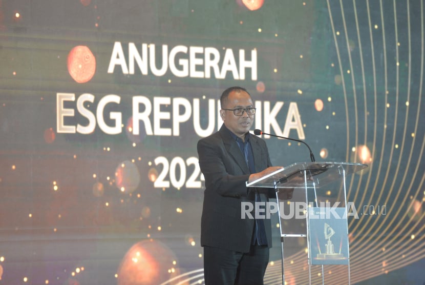 Direktur Republika Nur Hasan Murtiaji memberikan sambutan dalam acara Anugerah ESG Republika 2024 di Jakarta, Kamis (19/9/2024).