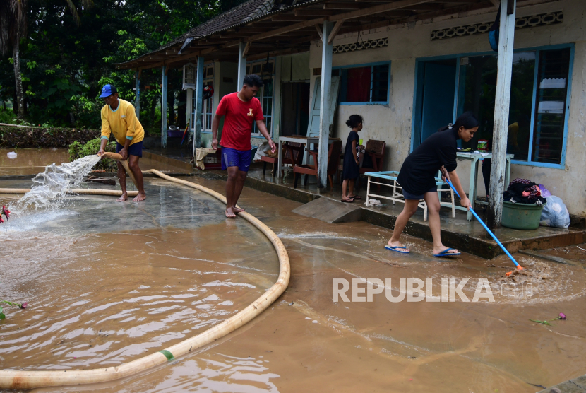 Warga membersihkan sisa banjir yang menggenangi rumahnya di desa Sitiarjo Sumbermanjingwetan, Malang, Jawa Timur, Selasa (18/10/2022). Hujan deras yang melanda kawasan tersebut menyebabkan lima desa dari tiga kecamatan terendam banjir. 