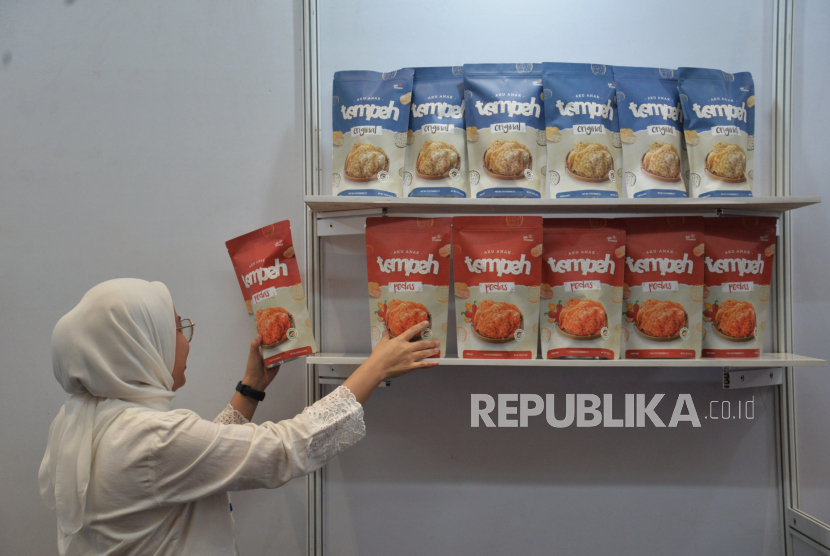 Peserta menata berbagai kemasan produk makanan olahan pada pameran Jakarta International Investment, Trade, Tourism and SME Expo (JITEX) 2024 di JCC, Senayan, Jakarta, Rabu (7/8/2024). JITEX 2024 merupakan Pameran Internasional Produk & UKM Lokal yang diinisiasi oleh Pemerintah Provinsi DKI Jakarta bekerjasama dengan HIPPINDO (Himpunan Peritel dan Penyewa Pusat Perbelanjaan Indonesia).Pameran yang berlangsung hingga 11 Agustus 2024 ini bertujuan untuk menarik pembeli lokal dan internasional guna mendukung pembangunan perekonomian nasional yang berkelanjutan, khususnya di Jakarta.