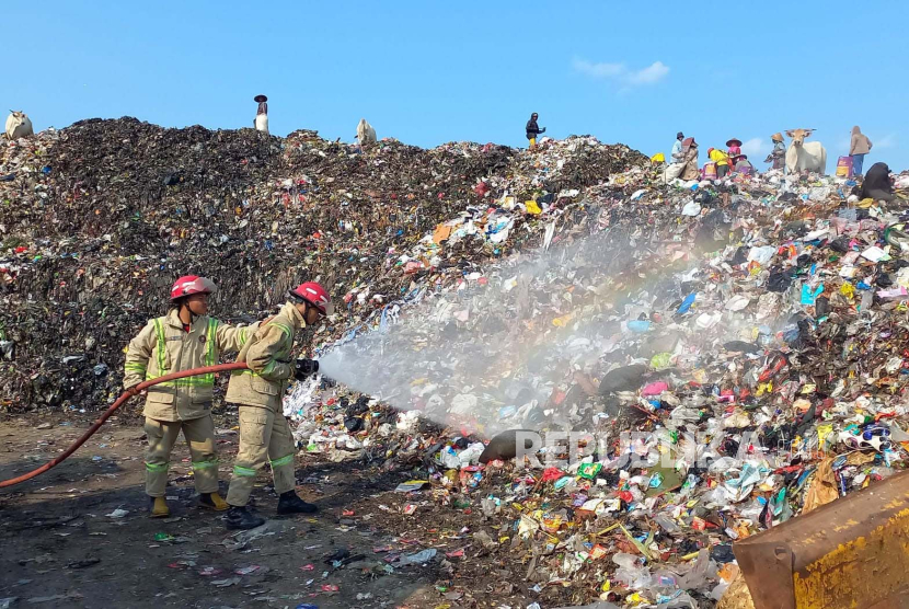 Petugas menyemprotkan larutan ekoenzim ke arah tumpukan sampah di TPA Ciangir, Kecamatan Tamansari, Kota Tasikmalaya, Jawa Barat, Selasa (29/8/2023). 
