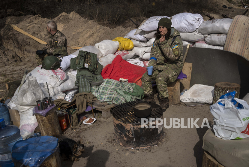 Tentara Ukraina beristirahat di sebuah pos pemeriksaan di Brovary, di pinggiran Kyiv, Ukraina, Sabtu, 26 Maret 2022.
