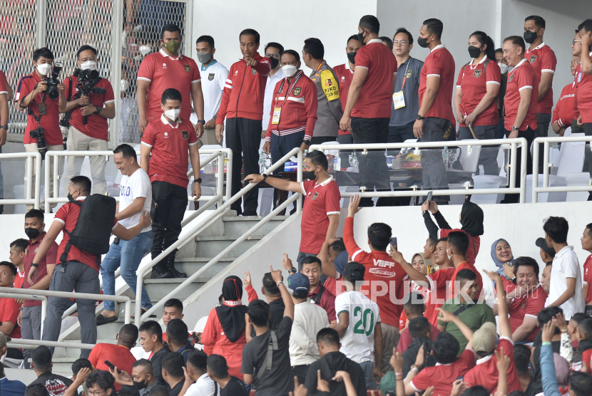 Presiden Joko Widodo menyaksikan laga timnas Indonesia melawan Kamboja pada Piala AFF 2022 di Stadion Gelora Bung Karno, Jakarta, Jumat (23/12/2022). Pada pertandingan itu Indonesia menang dengan skor 2-1 melalui gol Eggy Maulana Fikri dan Witan Sulaiman.