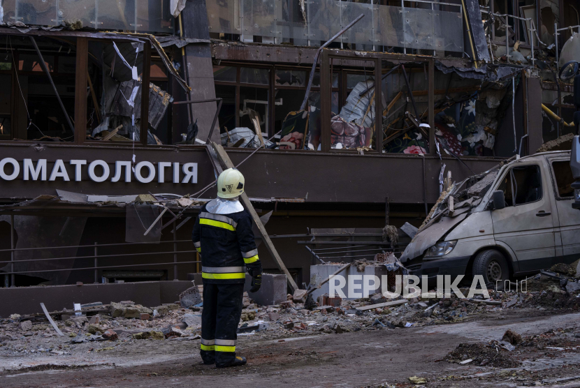  Petugas pemadam kebakaran bekerja di lokasi sebuah bangunan tempat tinggal setelah ledakan, di Kyiv, Ukraina, Ahad, 26 Juni 2022. Beberapa ledakan mengguncang barat ibukota Ukraina pada dini hari Ahad pagi, dengan setidaknya dua bangunan tempat tinggal dilanda, menurut kepada Walikota Kyiv Vitali Klitschko.