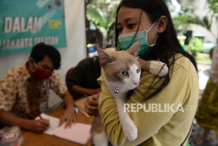 Warga membawa hewan peliharaannya untuk dilakukan vaksinasi rabies dan pemeriksaan kesehatan hewan