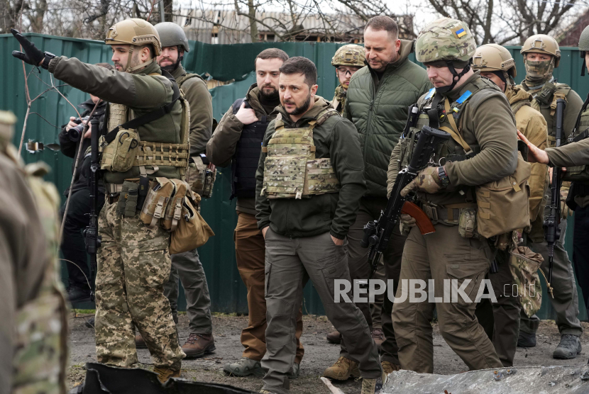 Presiden Ukraina Volodymyr Zelenskyy memeriksa lokasi pertempuran baru-baru ini di Bucha dekat Kyiv, Ukraina, Senin, 4 April 2022.