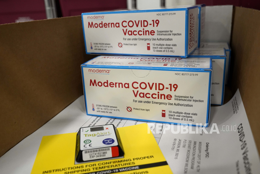 Box berisi vaksin Moderna COVID-19 tersebut disiapkan untuk dikirim di pusat distribusi McKesson di Olive Branch, Miss., Minggu, 20 Desember 2020.