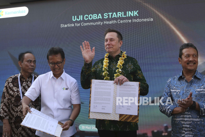 Indonesian Minister of Health, Budi Gunadi Sadikin, second from left, and Elon Musk, second from right, pose after signing an agreement on enhancing connectivity at a public health center in Denpasar, Bali, Indonesia on Sunday, May 19, 2024. Elon Musk arrived in Indonesia