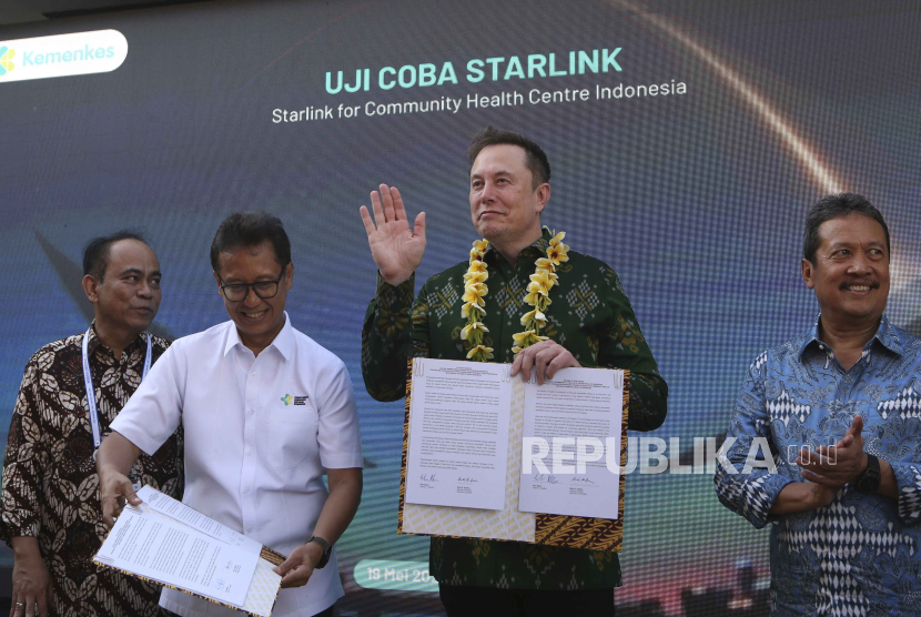 Starlink boss, Elon Musk (center), poses after signing an internet service deal for a health center in Denpasar, Bali, Sunday (19/5/2024).