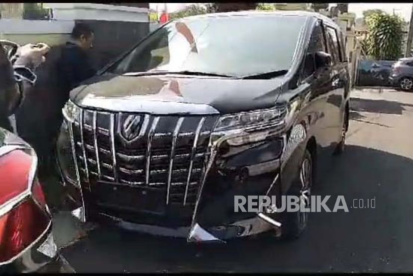 Kondisi mobil Toyota Alphard yang mengalami kecelakaan di Jalan Ciamis-Banjar, Desa Karangkamulyan, Kecamatan Cijeungjing, Kabupaten Ciamis, Jawa Barat, Selasa (8/8/2023). 