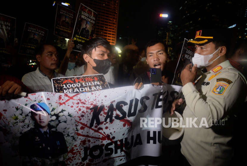 Sejumlah massa aksi yang tergabung dalam Tim Advokat Penegak Hukum & Keadilanmenggelar aksi 1.000 lilin tragedi kematian Yosua Hutabarat di Bundaran HI, Jakarta, Jumat (22/7/2022). Aksi tersebut sebagai bentuk keadilan terkait tragedi kematian Brigadir Yosua Hutabarat. Republika/Putra M. Akbar