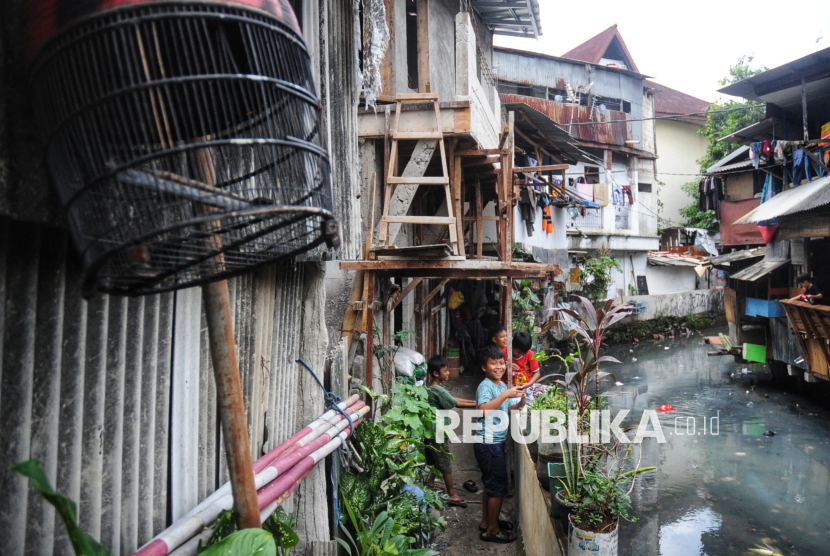 Anak -anak bermain di permukiman padat penduduk di kawasan Kebon Melati, Jakarta, Ahad (15/6/2025). Data terakhir Bank Dunia menyebutkan angka kemiskinan di Indonesia melonjak drastis hingga menyentuh angka 194,6 juta jiwa sesuai hitungan baru Bank Dunia pada Juni 2025. Namun, angka ini nampak jauh berbeda dengan hitungan kemiskinan yang terakhir kali dirilis BPS. Tingkat kemiskinan Indonesia per September 2024, dalam rilisan BPS, hanya sebesar 8,57% atau sekitar 24,06 juta jiwa.