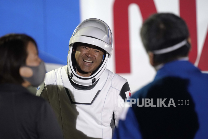 Astronot Badan Eksplorasi Dirgantara Jepang Akihiko Hoshide tersenyum ketika dia berbicara dengan keluarga dan teman-teman setelah meninggalkan gedung operasi dan checkout sebelum upaya peluncuran Jumat, 23 April 2021, di Pusat Antariksa Kennedy di Cape Canaveral, Florida. ilustrasi