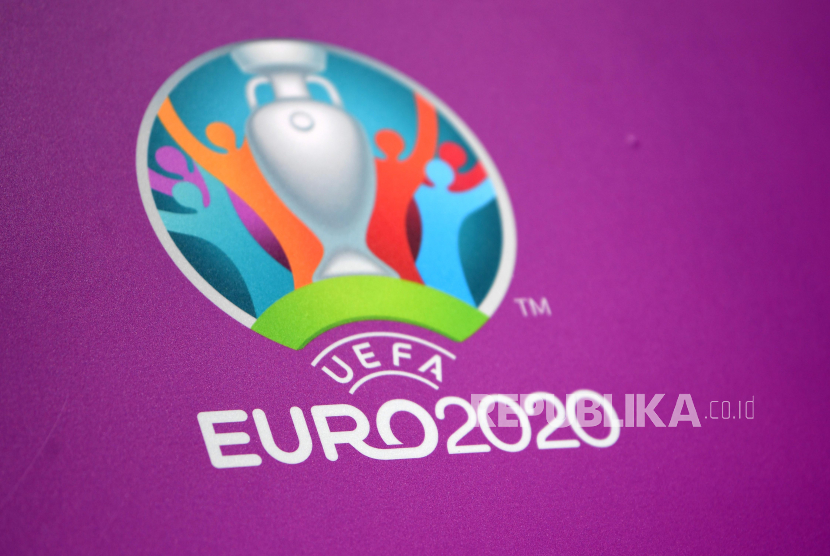Logo turnamen sepak bola UEFA Euro 2020 dipajang di Stadion Wembley di London, Inggris.