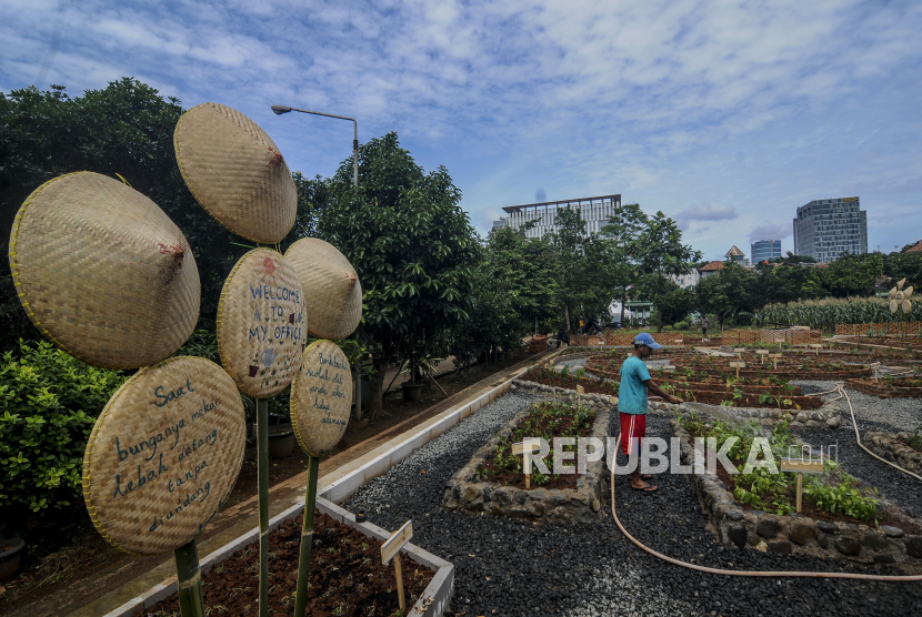 Pekerja menyiram tanaman di Agro Edukasi Wisata Ragunan, Jakarta, (ilustrasi). Dokter menyarankan wisata di area terbuka di masa pandemi Covid-19 ini.
