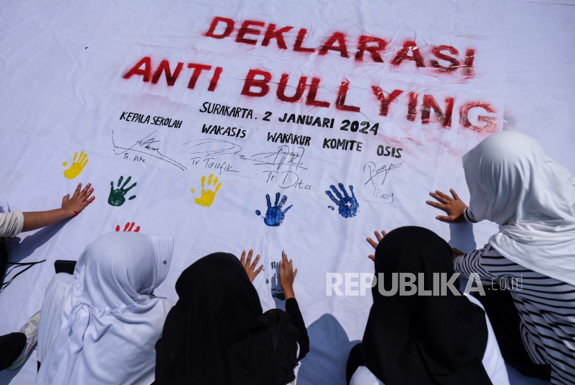 Siswa mengikuti aksi cap tangan saat deklarasi anti bullying. Remaja butuh merasa tergabung ke satu kelompok sebagai bagian dari jati dirinya.