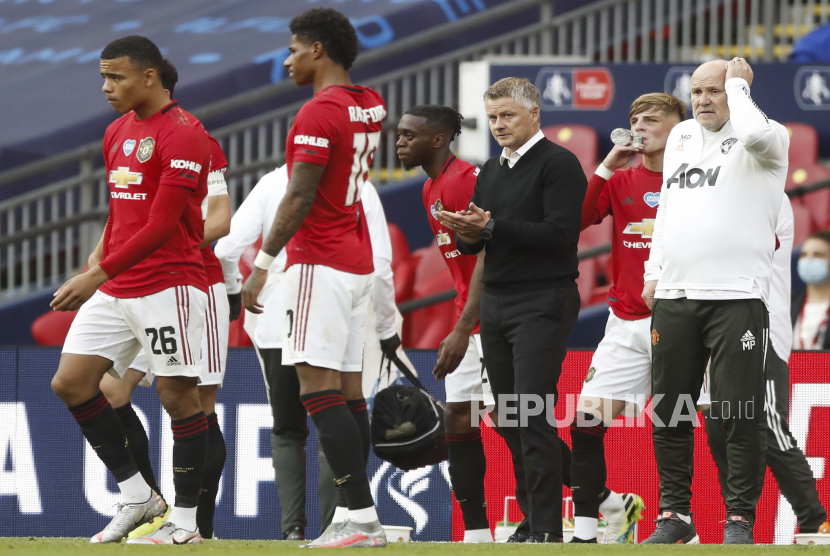 Reaksi pelatih Manchester United (MU) Ole Gunnar Solskjaer (tengah) saat laga semifinal Piala FA kontra Chelsea di Stadion Wembley, London, Inggris, 19 Juli 2020.   