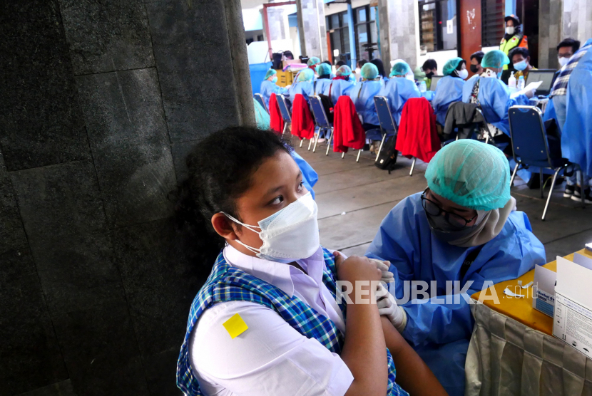 Pelajar mengikuti vaksinasi Covid-19 untuk pelajar sekolah di Yogyakarta, Selasa (24/8). Menkes Budi Gunadi minta pemerintah daerah mengikuti aturan vaksinasi pusat dan tidak menahan stok vaksin Covid-19.