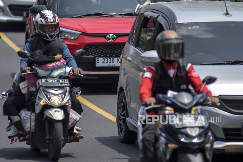 Kendaraan pemudik melintas di Jalan Limbangan, Kabupaten Garut, Jawa Barat. 