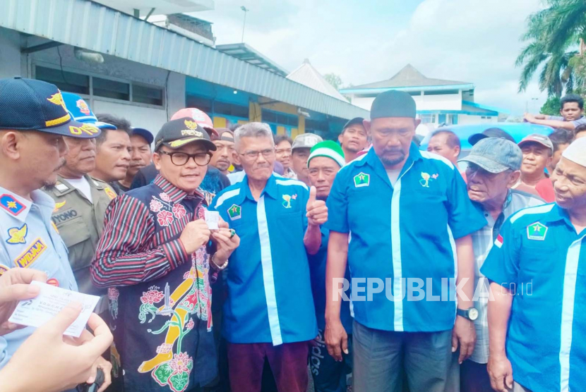 Pemerintah Kota (Pemkot) Malang menyalurkan bantuan Bahan Bakar Minyak (BBM) untuk angkutan kota di Terminal Arjosari, Kota Malang, Jumat (14/4/2023). 