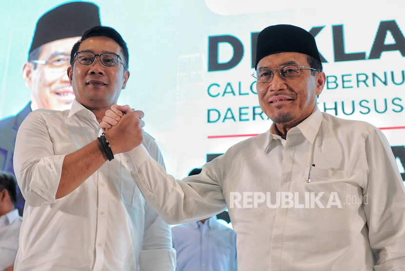 Ridwan Kamil dan Suswono berfoto usai deklarasi bakal cagub-cawagub Jakarta, di Hotel Sultan, Jakarta, Senin (19/8/2024).