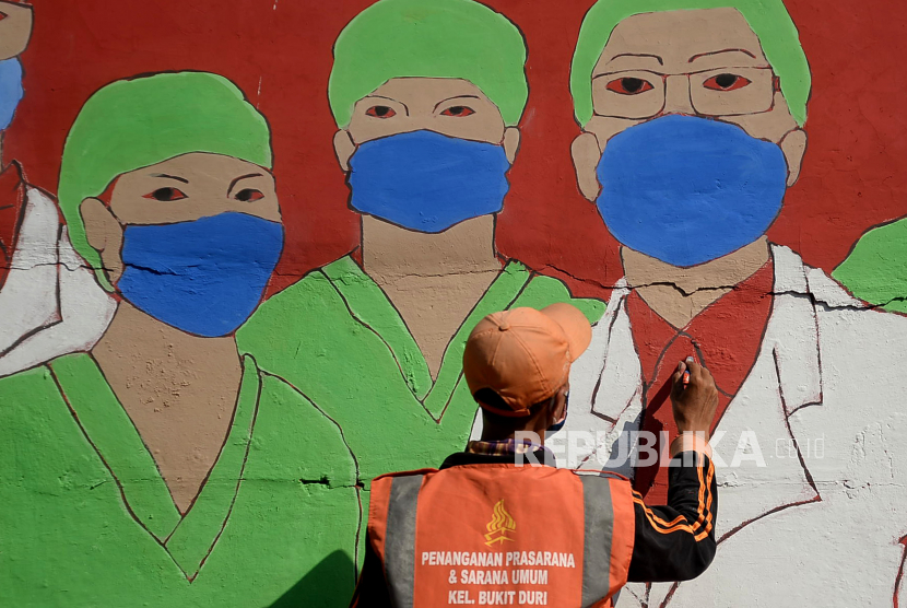 Mural mengenai tenaga kesehatan (ilustrasi). Asosiasi Rumah Sakit Swasta Indonesia (ARSSI) mengkhawatirkan keselamatan tenaga kesehatan di rumah sakit seiring dengan total kasus positif virus corona SARS-CoV2 (Covid-19) di Indonesia yang kini lebih dari 200 ribu.