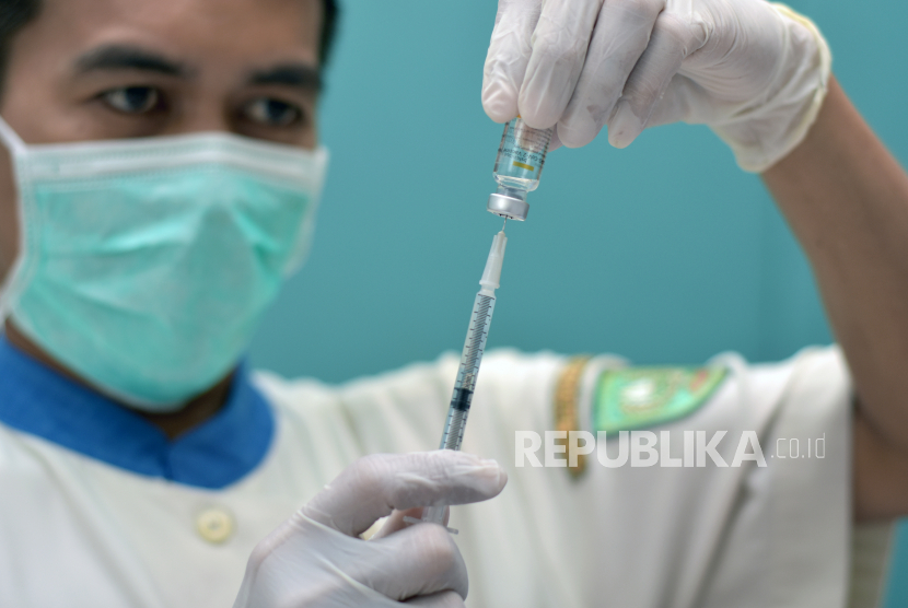 Masih Ada Nakes di Riau Ragu Divaksin Covid-19. Petugas mempersiapkan vaksin CoronaVac untuk diberikan kepada petugas medis saat vaksinasi COVID-19 dosis kedua di RSUD Arifin Achmad, Kota Pekanbaru, Riau, Kamis (28/1/2021). Pemerintah menargetkan realisasi vaksinasi COVID-19 meningkat hingga sebanyak satu juta orang setiap hari karena sudah tersedia 30.000 petugas vaksinasi yang tersebar di 10.000 Puskesmas dan 3.000 rumah sakit. 