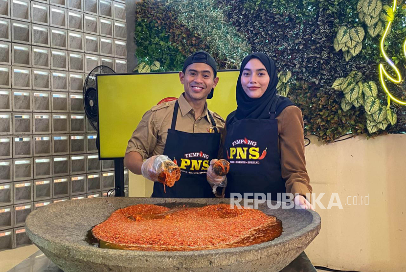 Food Vlogger Tanboy Kun bersama istri Anasiha Putri Sakinah berfoto saat grand opening Tempong PNS di Serpong, Tangerang Selatan, Kamis (6/6/2024). 