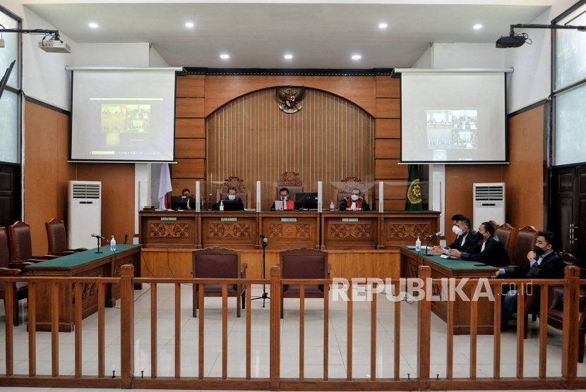 Suasana sidang tuntutan terkait dugaan unlawful killing atau pembunuhan diluar proses hukum kepada laskar FPI yang digelar secara daring di Pengadilan Negeri Jakarta Selatan, Jakarta, Selasa (22/2/2022). Kasasi yang diajukan jaksa dalam perkara ini telah ditolak oleh Mahkamah Agung (MA). (ilustrasi)