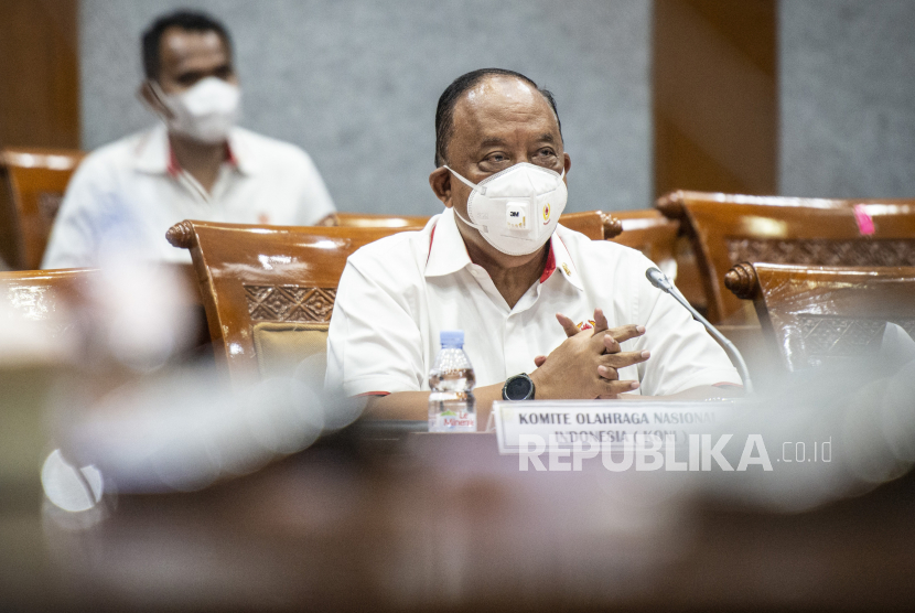 Ketua Umum Komite Olahraga Masional Indonesia (KONI) Pusat Marciano Norman (tengah) mengikuti rapat dengar pendapat umum dengan Komisi X DPR di Kompleks Parlemen, Senayan, Jakarta, Selasa (1/12/2020). Rapat tersebut membahas masukan pemangku kepentingan olahraga untuk revisi UU Nomor 3 Tahun 2005 tentang Sistem Keolahragaan Nasional. 