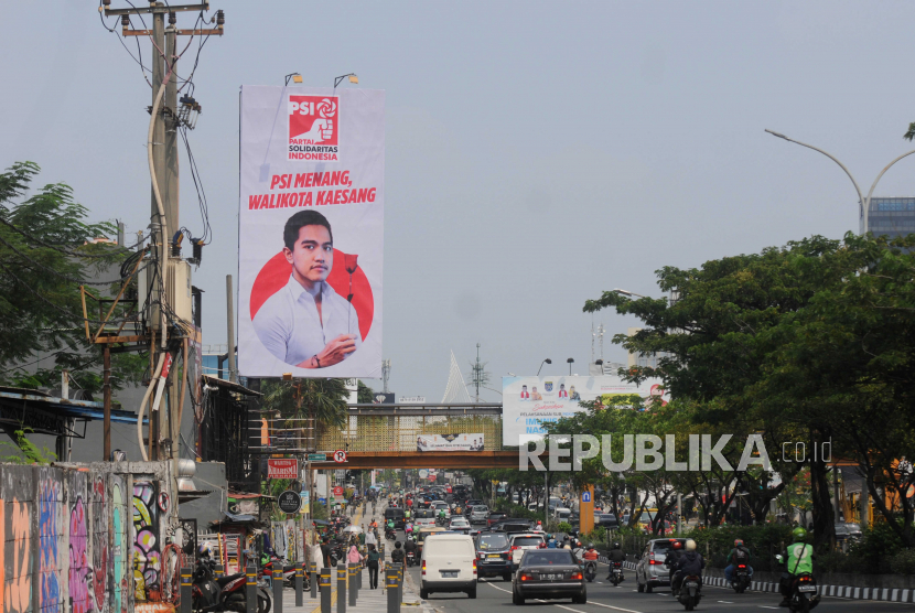 Baliho bergambar putra Presiden Joko Widodo, Kaesang Pangarep di Jalan Margonda Raya, Kota Depok, Jawa Barat, Selasa (23/5/2023).