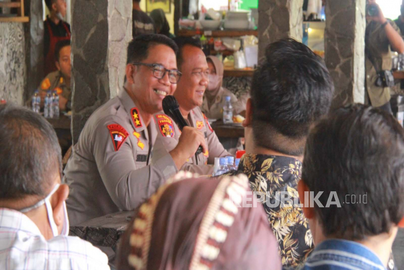 Kapolda DIY, Irjen Pol Suwondo Nainggolan, menyapa warga sekitar Malioboro Yogyakarta, Jumat (27/1/2023). 