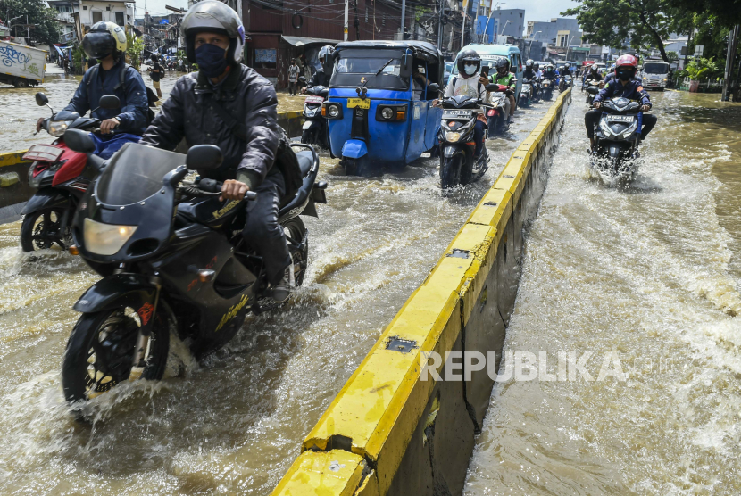 Kendaraan melintasi banjir yang menggenangi Jalan. Sebanyak 11 wilayah RW di Jakarta Barat terendam genangan air dengan ketinggian permukaan bervariasi berkisar 31 hingga 70 sentimeter sebagai imbas dari hujan yang turun sejak Jumat dini hari.