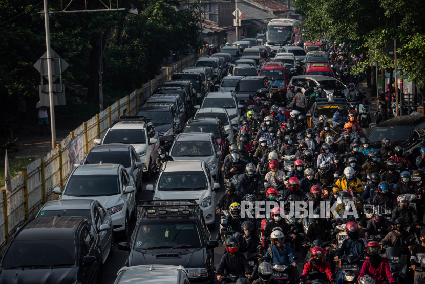 Pengendara terjebak macet saat melewati posko penyekatan PPKM Darurat di Jalan Lenteng Agung, Jakarta Selatan, Senin (5/7). Penyekatan pada hari ketiga Pemberlakuan Pembatasan Kegiatan Masyarakat (PPKM) Darurat tersebut menyebabkan kemacetan sepanjang 2 kilometer. Republika/Thoudy Badai