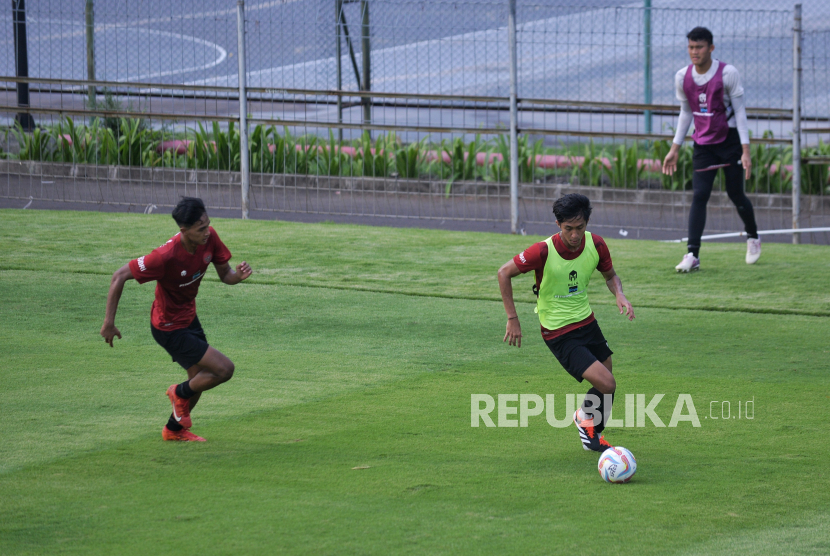 Sejumlah pesepak bola Timnas Indonesia U-20 mengikuti sesi latihan di Lapangan A, Kompleks Gelora Bung Karno, Jakarta, Jumat (9/2/2024). Tim U-20 Indonesia pada tahun ini akan mengikuti sejumlah turnamen seperti Piala AFF U-19 2024, Kualifikasi Piala AFC U-20 2025 dan menargetkan lolos ke Piala Dunia U-20 2025 mendatang.