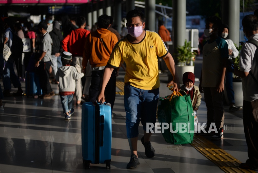 Calon penumpang bergegas menuju kereta saat jadwal keberangkatan di Stasiun Pasar Senen, Jakarta.