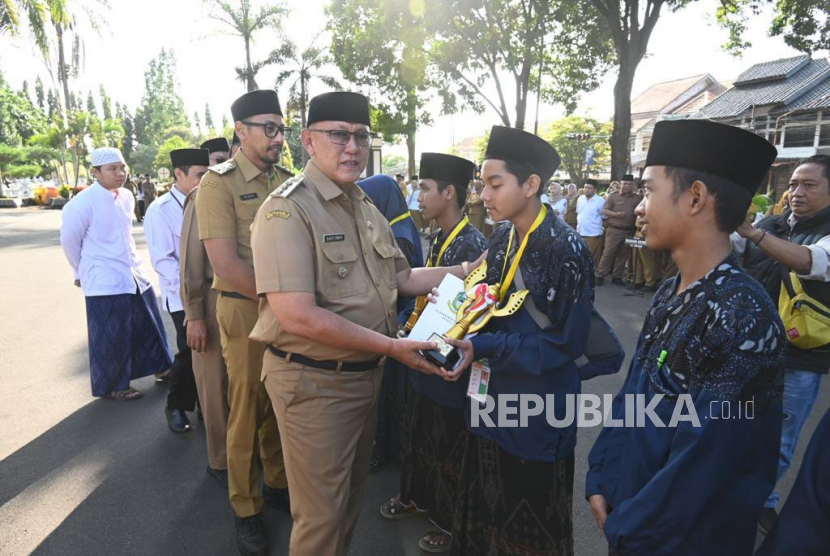 Para kafilah Musabaqoh Qira’atil Kutub (MQK) tingkat Jawa Barat asal Kabupaten Kuningan, berhasil mengukir prestasi yang membanggakan, dan mendapat apresiasi dari Bupati Kuningan, Acep Purnama, Senin (12/6/2023). 